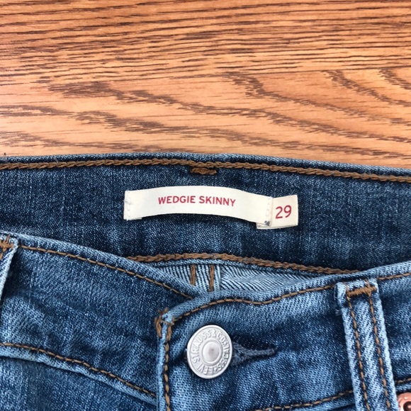 Medium/light wash Levi’s jeans - Picture 5 of 6